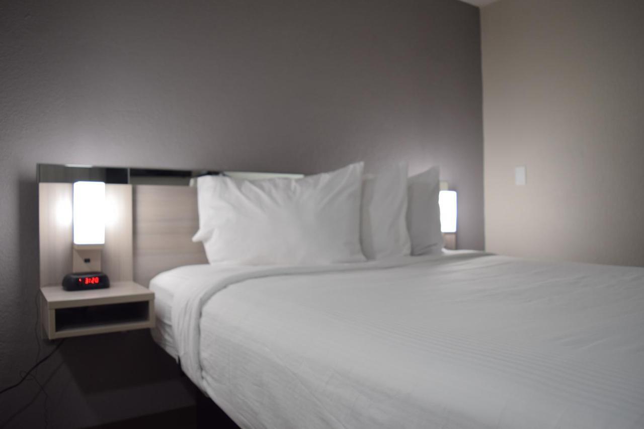 Travelers Inn And Suites 罗利 外观 照片